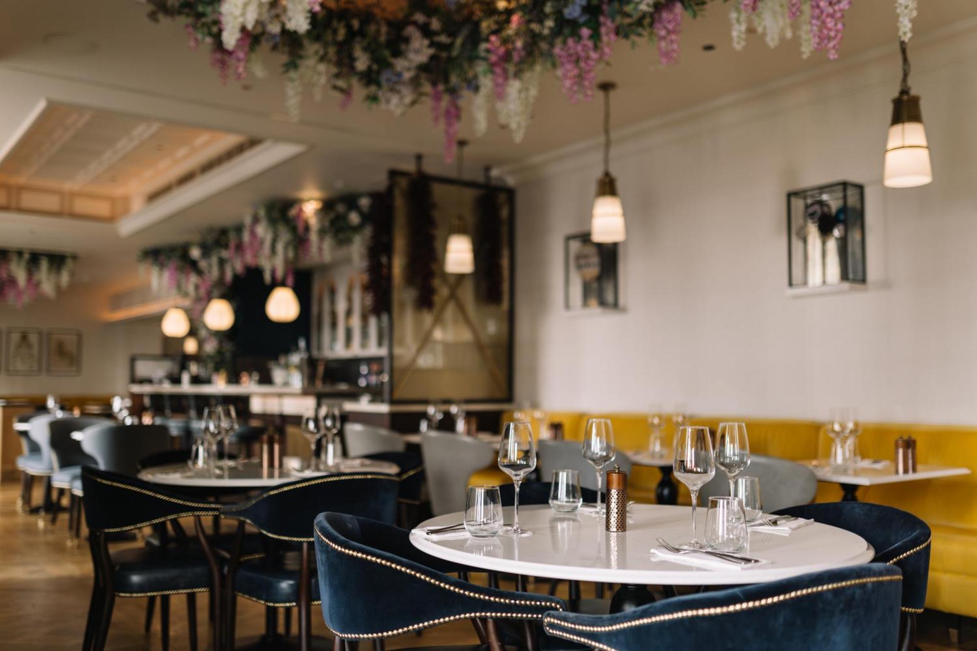 100 퀸스 게이트 호텔 런던, 큐리오 컬렉션 바이 힐튼 외부 사진 Interior of the restaurant