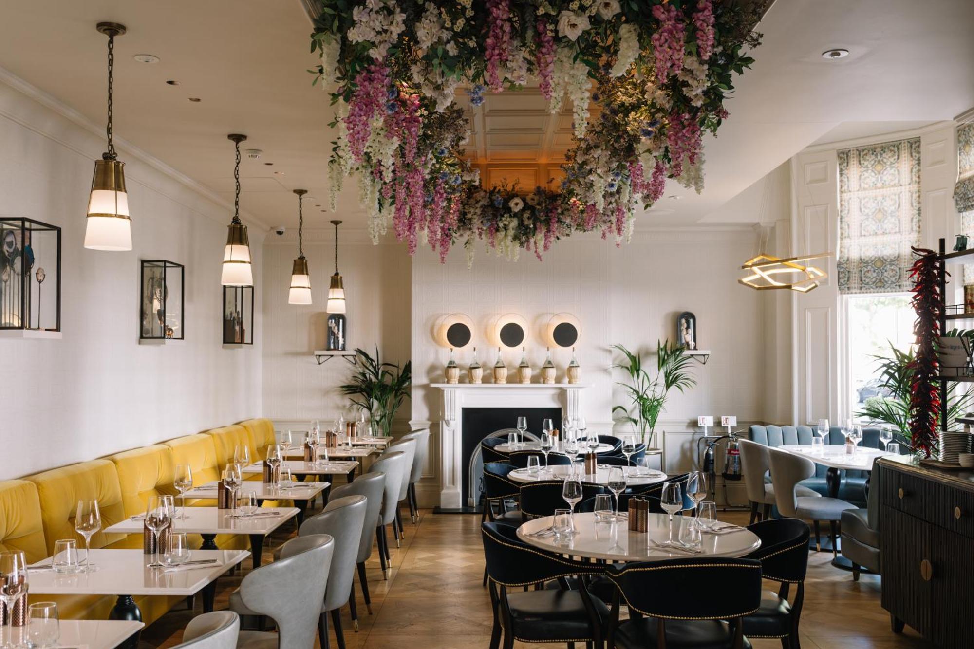 100 퀸스 게이트 호텔 런던, 큐리오 컬렉션 바이 힐튼 외부 사진 Interior of the restaurant