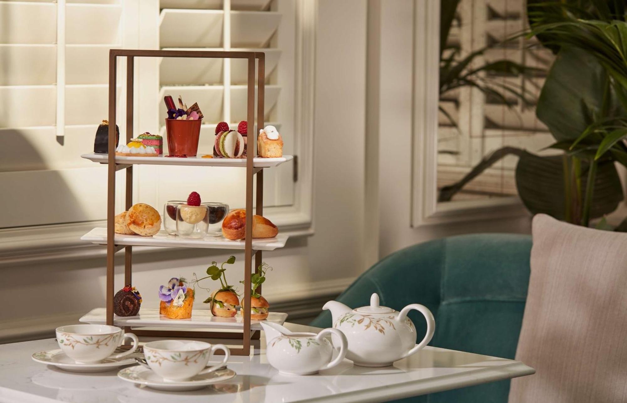 100 퀸스 게이트 호텔 런던, 큐리오 컬렉션 바이 힐튼 외부 사진 Afternoon tea at the St. Regis Dubai
