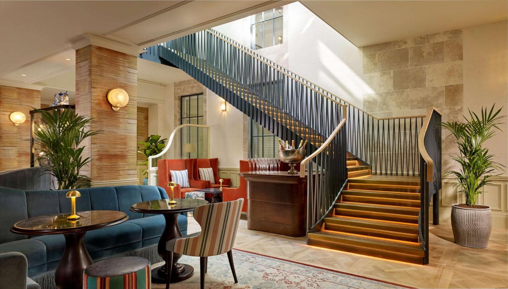 100 퀸스 게이트 호텔 런던, 큐리오 컬렉션 바이 힐튼 외부 사진 The staircase at the hotel