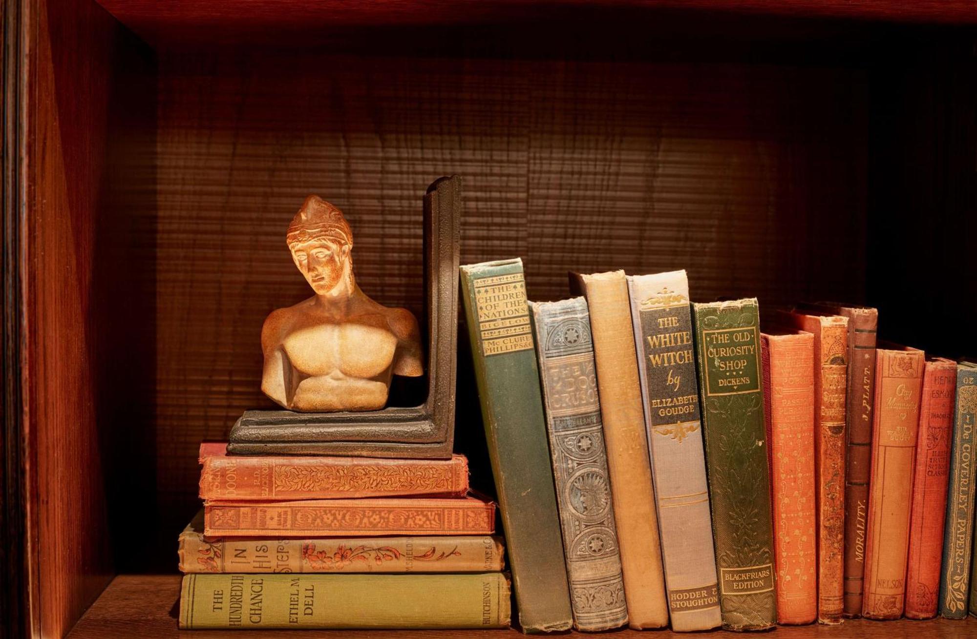 100 퀸스 게이트 호텔 런던, 큐리오 컬렉션 바이 힐튼 내부 사진 Books on a bookshelf