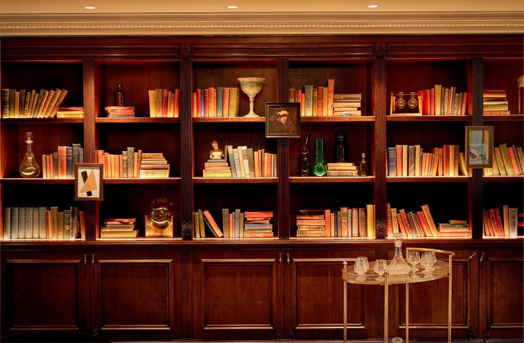 100 퀸스 게이트 호텔 런던, 큐리오 컬렉션 바이 힐튼 내부 사진 Library at the St. Regis