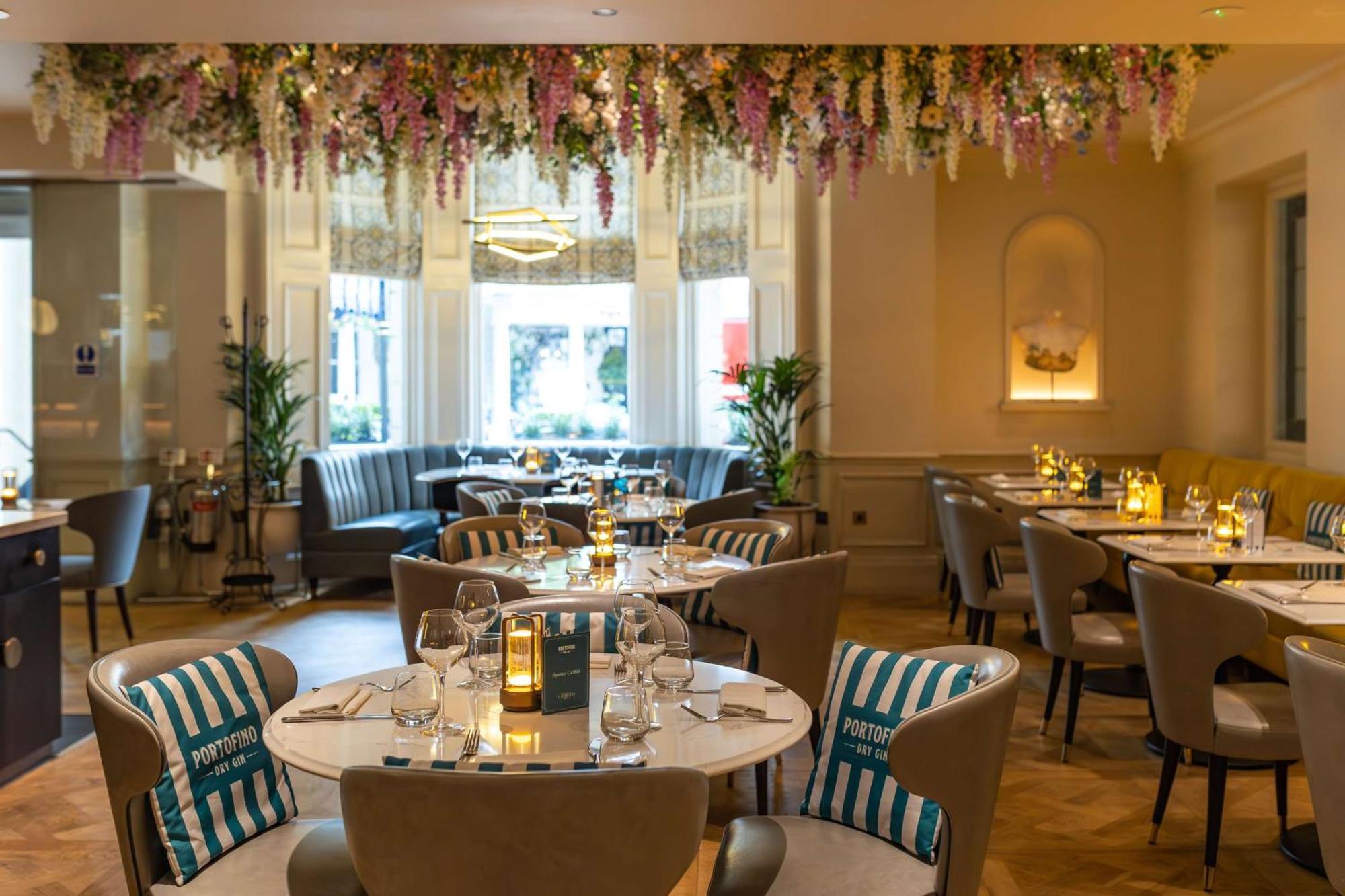 100 퀸스 게이트 호텔 런던, 큐리오 컬렉션 바이 힐튼 외부 사진 The interior of the restaurant